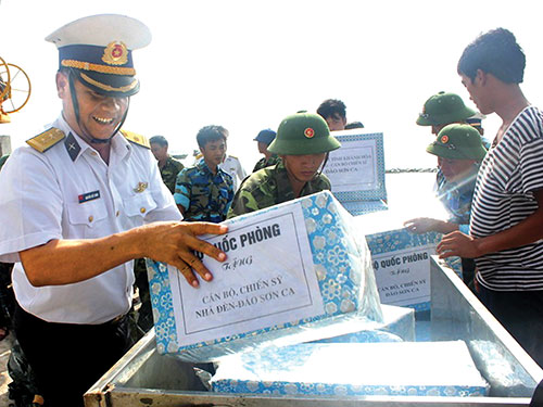 Têt du Serpent des cadeaux pour les habitants de Truong Sa